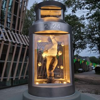 Kunst in de openbare ruimte - Martha Velthuis - Wolderhuus voor sport en cultuur - verlicht kunstwerk